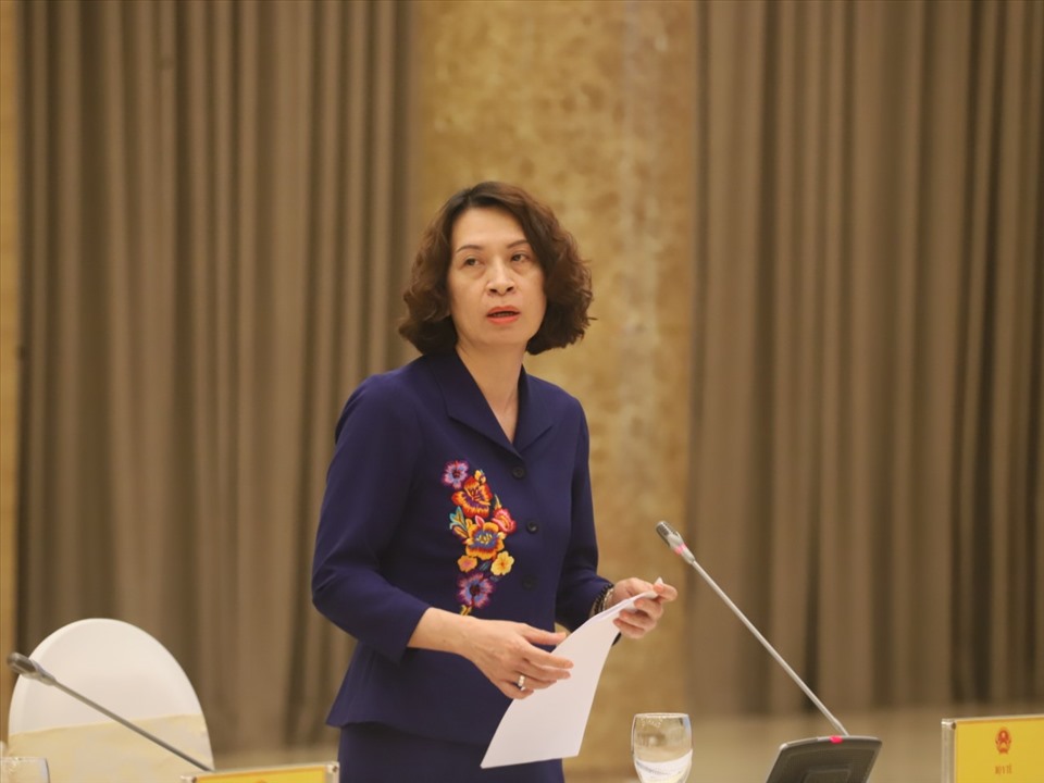 Thứ trưởng Bộ Y tế Nguyễn Thị Liên Hương trả lời câu hỏi của PV Báo Lao Động tại họp báo. Ảnh: Phạm Đông