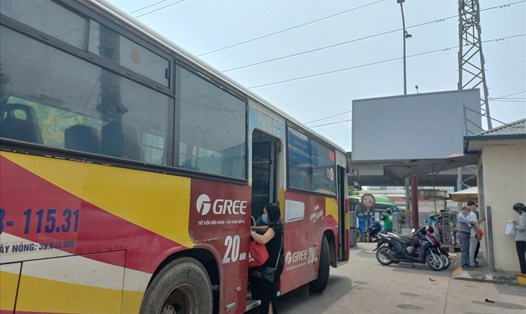 Việc dừng 5 tuyến xe buýt khiến 200 người lao động mất việc, người dân thường di chuyển bằng tuyến xe này gặp nhiều bất tiện. Ảnh: Lương Hạnh