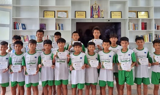 Tân học viên khoá 3 của học viện bóng đá Nutifood JMG. Ảnh: Thông Nguyễn