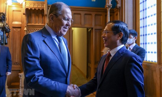 Bộ trưởng Ngoại giao Nga Sergey Lavrov và Bộ trưởng Ngoại giao Bùi Thanh Sơn trong chuyến thăm chính thức Liên bang Nga của Bộ trưởng Bùi Thanh Sơn tháng 9.2021. Ảnh: TTXVN