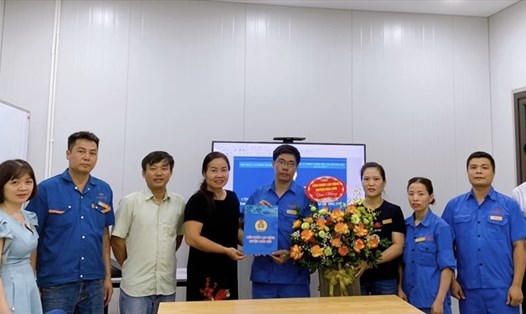 Trao Quyết định thành lập cho Công đoàn cơ sở Công ty TNHH cơ khí chế tạo thương mại Quang Huy. Ảnh: CĐH