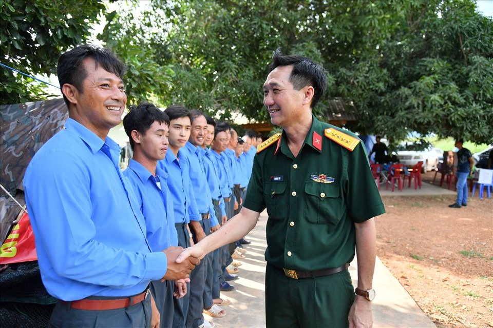Bộ CHQS tỉnh Kiên Giang thăm hỏi, động viên tinh thần đội K92 đang thực hiện nhiệm vụ ở nước bạn Campuchia. Ảnh: PV