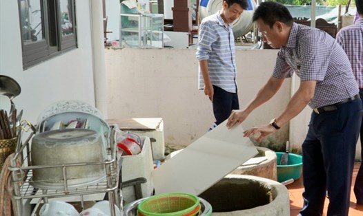 BS Đỗ Quốc Tiệp - Giám đốc CDC tỉnh Quảng Bình trực tiếp kiểm tra giám sát công tác phòng chống sốt xuất huyết tại các địa phương. Ảnh: CDC Quảng Bình.