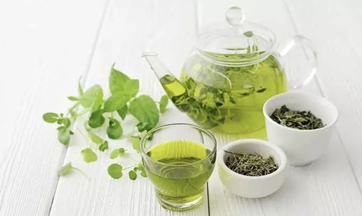 Uống 3-4 tách trà xanh mỗi ngày để tăng cường trao đổi chất, mức năng lượng và giảm cân. Ảnh: Stylecraze