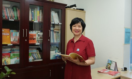 TS Trịnh Thu Tuyết hướng dẫn cách ôn tập, làm bài cho học sinh. Ảnh: NVCC