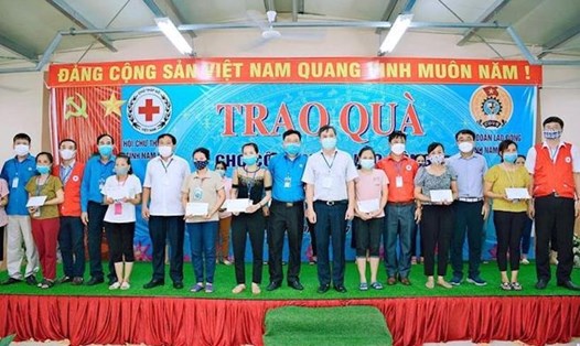 Lãnh đạo LĐLĐ tỉnh, Hội Chữ thập đỏ tỉnh Nam Định trao tặng quà cho công nhân bị ảnh hưởng bởi đại dịch COVID-19. Ảnh: CĐNĐ