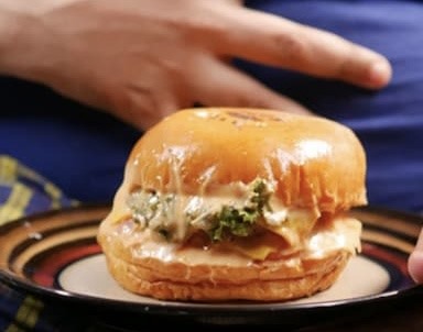 Các vấn đề về tiêu hoá như đầy hơi, ợ chua, táo bón có thể do thói quen ăn uống không lành mạnh gây nên. Ảnh: Food.NDTV