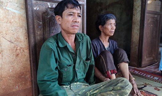 Người nhà mong ngóng sự trở về an toàn của các thanh niên bị lừa qua Campuchia làm việc. Ảnh T.T