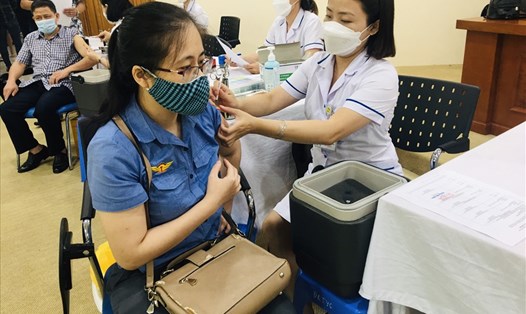 Tiêm vaccine mũi 4 cho người lao động ngành Đường sắt sáng 4.7. Ảnh Chu Kiên