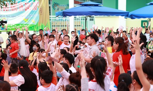 Chương trình “Sinh Con, Sinh Cha” đầu tiên tại Tp.HCM với sự tham gia diễn giải của NSƯT Xuân Bắc đã mang lại lợi ích cho hơn 500 phụ huynh, trẻ em và 100 cán bộ, giáo viên mầm non.