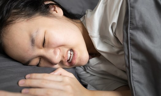 Một số trẻ nhỏ thói quen xấu là nghiến răng khi đi ngủ. Ảnh: Xinhua