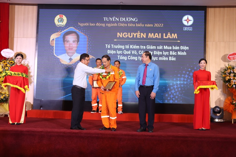 Lãnh đạo Tập đoàn EVN và Công đoàn Điện lực Việt Nam trao Giải thưởng “Người lao động ngành Điện tiêu biểu” năm 2022 cho anh Nguyễn Mai Lâm. Ảnh: CĐĐL