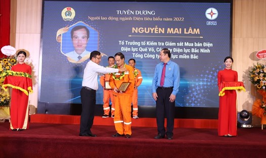 Lãnh đạo Tập đoàn EVN và Công đoàn Điện lực Việt Nam trao Giải thưởng “Người lao động ngành Điện tiêu biểu” năm 2022 cho anh Nguyễn Mai Lâm. Ảnh: CĐĐL