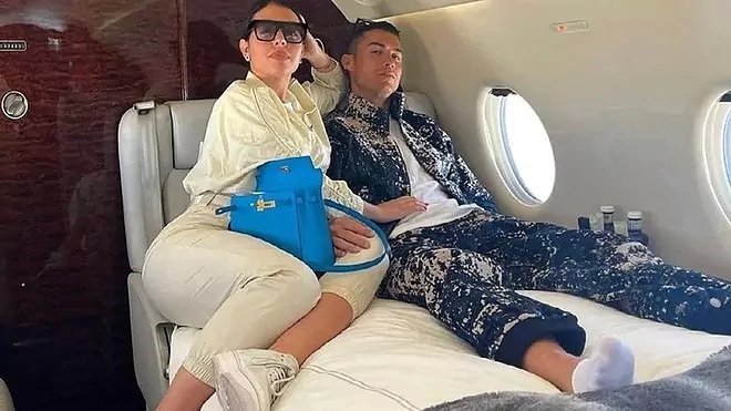 Ronaldo rao bán máy bay riêng