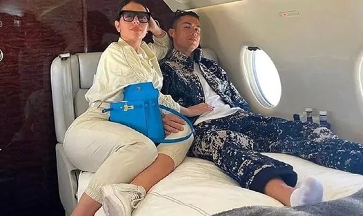 Ronaldo và cô vợ Georgina Rodriguez trên chiếc máy bay riêng.  Ảnh: AFP