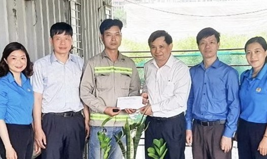 Lãnh đạo Công đoàn Nông nghiệp và Phát triển Nông thôn Việt Nam thăm, tặng quà người lao động. Ảnh: CĐN