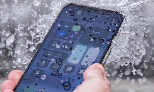 Apple ra mắt tính năng hỗ trợ thao tác iPhone dưới mưa. Ảnh: Apple