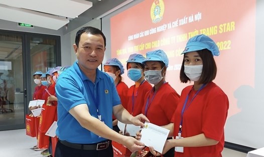 Công đoàn Các khu công nghiệp và chế xuất Hà Nội trao hỗ trợ cho đoàn viên, người lao động có hoàn cảnh khó khăn. Ảnh: CĐCX