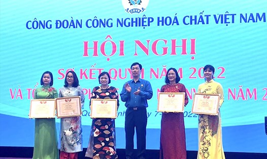 Ông Nguyễn Huy Thông - Chủ tịch Công đoàn Công nghiệp Hoá chất Việt Nam (thứ 3 từ phải sang) trao bằng khen cho các đơn vị đạt thành tích cao trong các phong trào thi đua. Ảnh: CĐHC