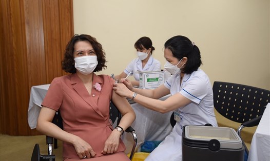 Thứ trưởng Bộ Y tế Nguyễn Thị Liên Hương tiêm vaccine mũi 4 phòng, chống COVID-19.