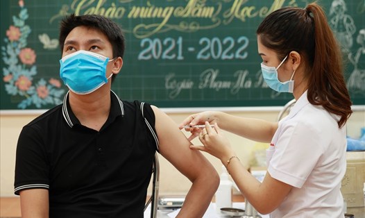 Tiêm vaccine COVID-19 cho người dân. Ảnh: Hải Nguyễn.