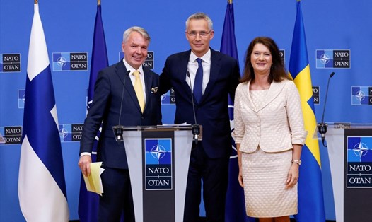 Từ trái qua: Ngoại trưởng Phần Lan Pekka Haavisto, Tổng Thư ký NATO Jens Stoltenberg và Ngoại trưởng Thụy Điển Ann Linde họp báo tại Brussels, Bỉ, ngày 5.7.2022. Ảnh: Reuters