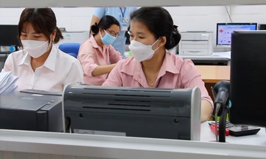 Nhân viên bộ phận gián tiếp tại Bệnh viện Nhi Đồng Nai cũng chịu nhiều áp lực công việc, trong khi mức thu nhập thấp. Ảnh: Hà Anh Chiến