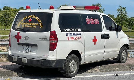 Hiện trường sau vụ va chạm giữa xe cứu thương với xe máy điện tại TP.Thái Bình làm 2 cháu gái 15 tuổi bị thương. Ảnh: CTV