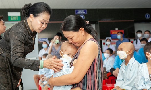 Ca sỹ Khánh Ly thăm, tặng quà cho trẻ em ở bệnh viện Ung bướu Đà Nẵng ngay sau khi đặt chân đến thành phố này. Ảnh: KK