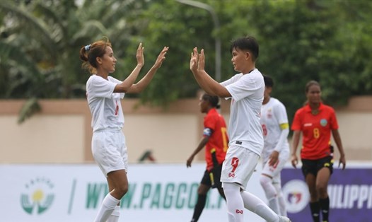 Đội tuyển nữ Myanmar có chiến thắng đậm đà 7-0 trước tuyển nữ Timor Leste để tạm vươn lên dẫn đầu bảng xếp hạng bảng B AFF Cup nữ 2022. Ảnh: MFF