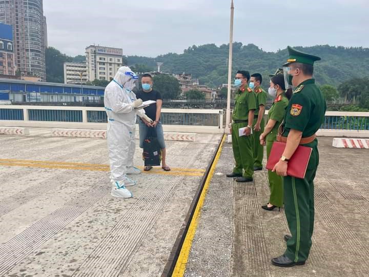 Lào Cai trao trả đối tượng truy nã cho Công an Trung Quốc