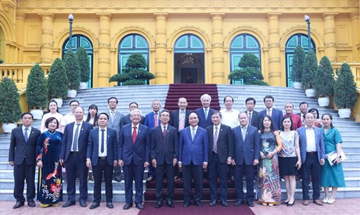 Chủ tịch nước Nguyễn Xuân Phúc chụp ảnh lưu niệm cùng Đoàn đại biểu Tổng hội xây dựng Việt Nam. Ảnh: VPCTN