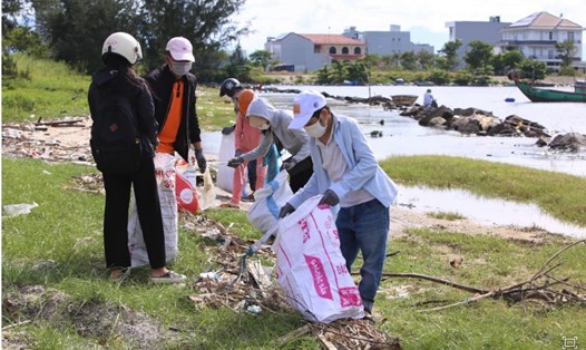 Anh Thống phối hợp cùng sinh viên các trường ĐH trên địa bàn TP.Đà Nẵng để dọn vệ sinh vào chủ nhật hằng tuần. Ảnh: Nguyễn Linh