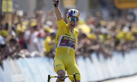 Wout van Aert giành chiến thắng thuyết phục ở chặng 4 của Tour de France 2022. Ảnh: Gazettenet