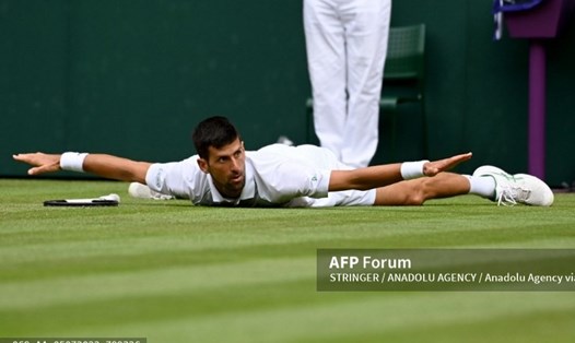 Novak Djokovic thể hiện bản lĩnh để lội ngược dòng trước Jannik Sinner. Ảnh: AFP