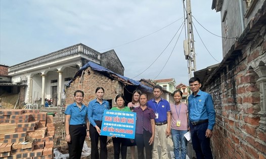 Bà Trịnh Thị Thoa – Chủ tịch Liên đoàn Lao động tỉnh Vĩnh Phúc (thứ 2 từ trái qua) trao tiền hỗ trợ xây nhà cho đoàn viên công đoàn Nguyễn Thị Thúy.