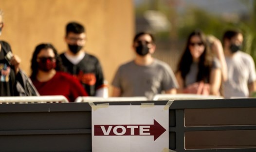 Cử tri chờ bỏ phiếu ở Mesa, Arizona, trong ngày bầu cử tổng thống Mỹ 3.11.2020. Ảnh: AP