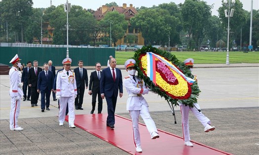 Bộ trưởng Ngoại giao Nga Sergei Lavrov đặt vòng hoa và vào Lăng viếng Chủ tịch Hồ Chí Minh. Ảnh: Hải Nguyễn