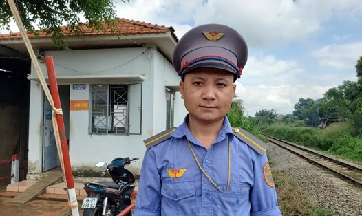 Anh Trịnh Văn Tài (33 tuổi, quê Hà Tĩnh, ngụ tại phường Phú Bình, TP.Long Khánh) – là nhân viên gác chắn dũng cảm cứu người thoát chết trong gang tấc. Ảnh: Hà Anh Chiến