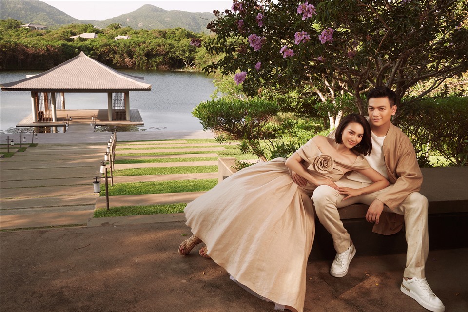 Ninh Dương Lan Ngọc tình tứ bên Lê Xuân Tiền trong bộ hình mới. Ảnh: Milor Trần