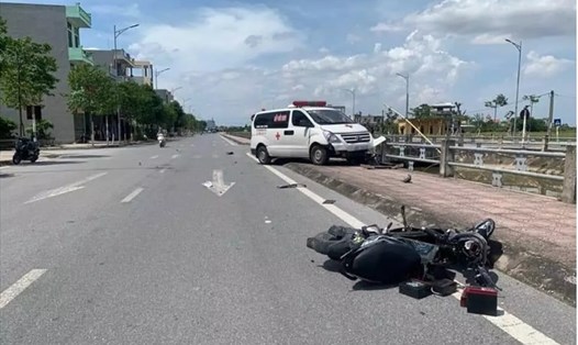 Hiện trường vụ va chạm giữa xe cứu thương với xe máy điện làm 2 thiếu nữ 15 tuổi bị thương nặng ở Thái Bình. Ảnh: CTV