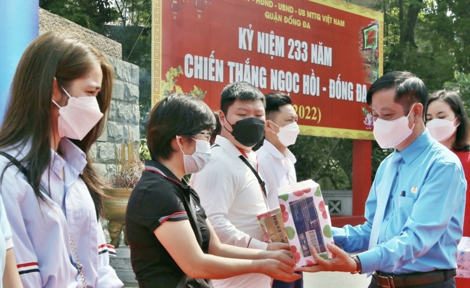 Trao hỗ trợ cho công nhân lao động tại Lễ phát động Tháng công nhân năm 2022 của Liên đoàn Lao động quận Đống Đa (Hà Nội). Ảnh: CĐQ