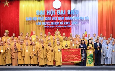 Phó Bí thư Thường trực Thành ủy Hà Nội Nguyễn Thị Tuyến cùng các lãnh đạo thành phố Hà Nội trao bức trướng tặng Đại hội đại biểu Giáo hội phật giáo Việt Nam thành phố Hà Nội lần thứ IX, nhiệm kỳ 2022-2027. Ảnh: Phạm Đông