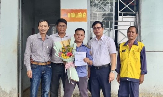 Giám đốc Công ty CP Đường sắt Sài Gòn Lê Đình Hà khen thưởng nhân viên gác chắn Trịnh Văn Tài. Ảnh: CTV