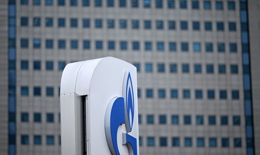 Logo tập đoàn Gazprom của Nga tại một trạm xăng dầu trước văn phòng Gazprom ở Mátxcơva ngày 27.4.2022. Ảnh: AFP