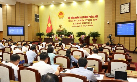 Các đại biểu HĐND thành phố Hà Nội biểu quyết thông qua Nghị quyết tại kỳ họp. Ảnh: Viết Thành