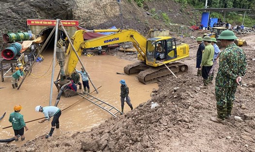 Hiện lực lượng cứu hộ đang phải bơm nối từ độ sâu gần 200m ra ngoài cửa hầm, sau đó lại tiếp tục bơm nối qua bờ kè ra suối. Ảnh: Bình Dương