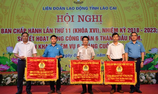 Thường trực Tỉnh ủy, lãnh đạo Liên đoàn Lao động tỉnh trao Cờ thi đua của Tổng Liên đoàn Lao động Việt Nam cho các tập thể có phong trào thi đua xuất sắc.