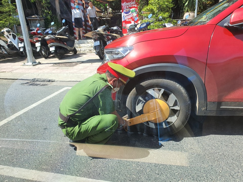 Bí thư Nha Trang nói về việc khoá bánh xe ô tô vi phạm