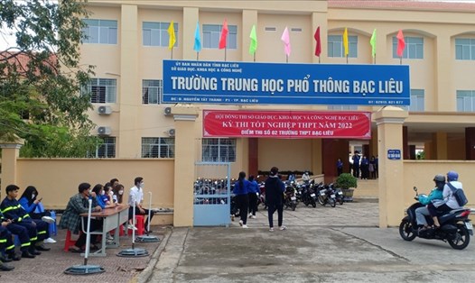 Chiều 6.7, thí sinh tại tỉnh Bạc Liêu đến làm thủ tục thi tốt nghiệp THPT năm 2022. Ảnh: Nhật Hồ